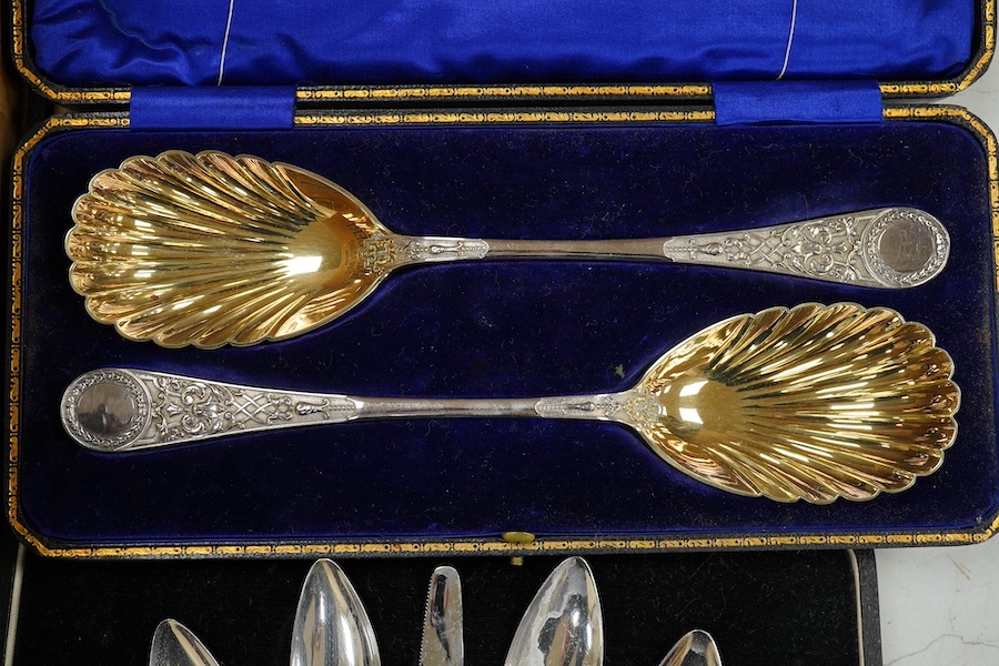 A cased set of six silver grapefruits spoons with a silver handled carving knife and a quantity of assorted plated flatware. Condition - good